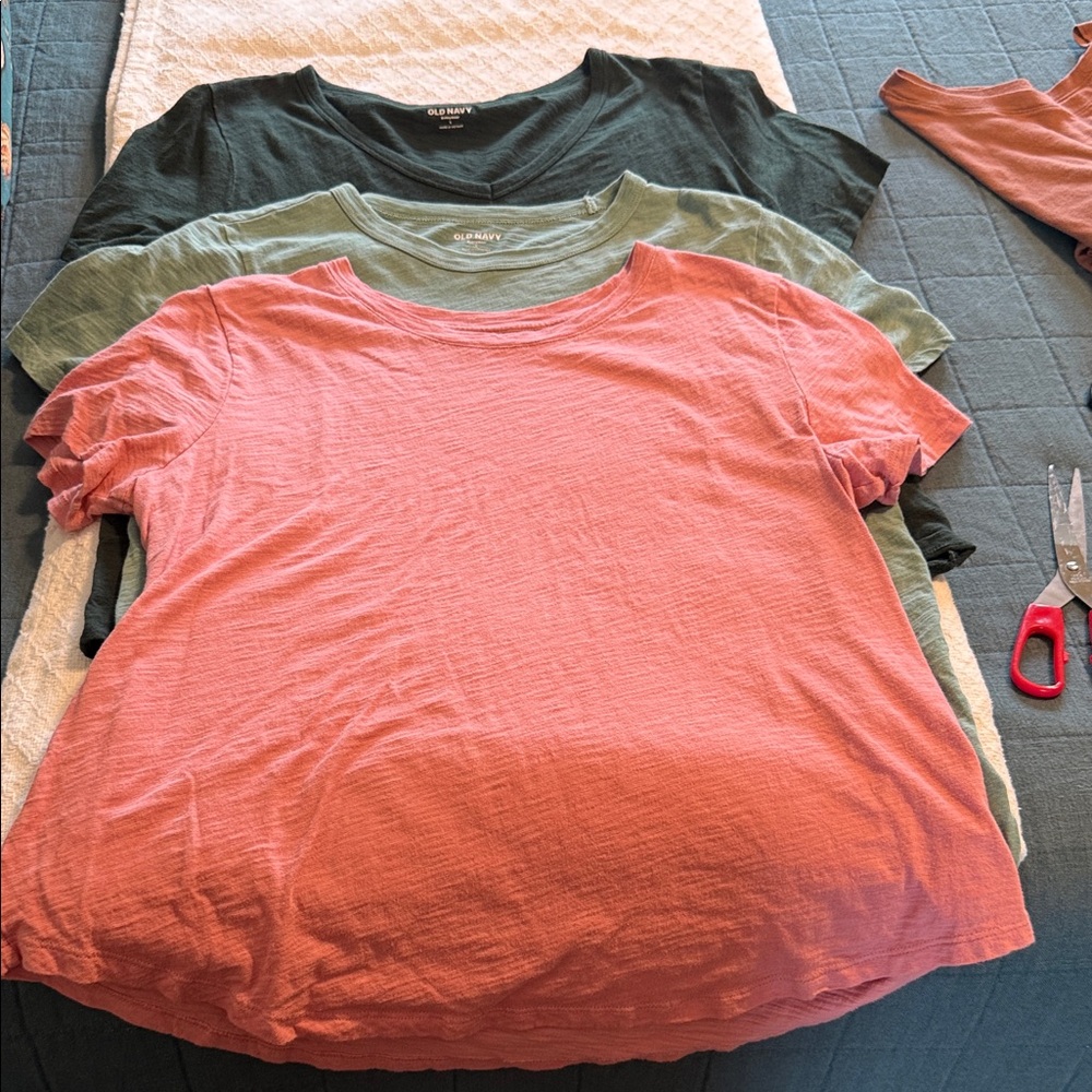 Old Navy Lot of 3 short sleeve t-shirts, pink, light aqua, forest green Large